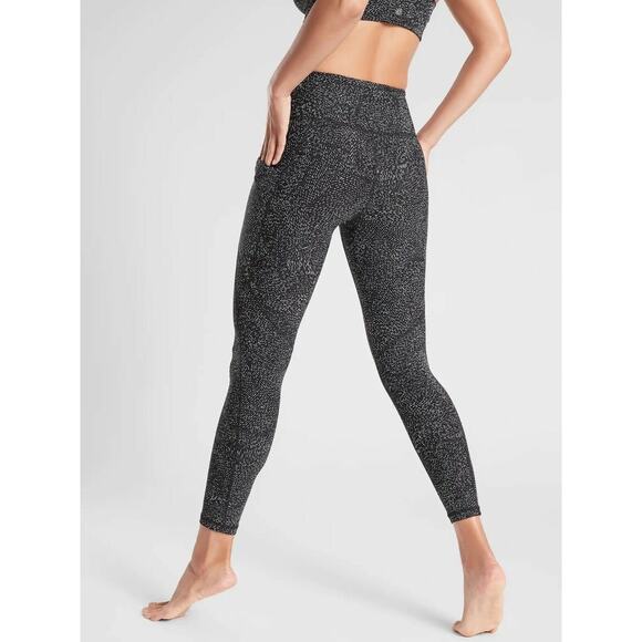 Athleta Salutation Stash Pocket Rainwater Tight Black and White Size Medium - Picture 2 of 13